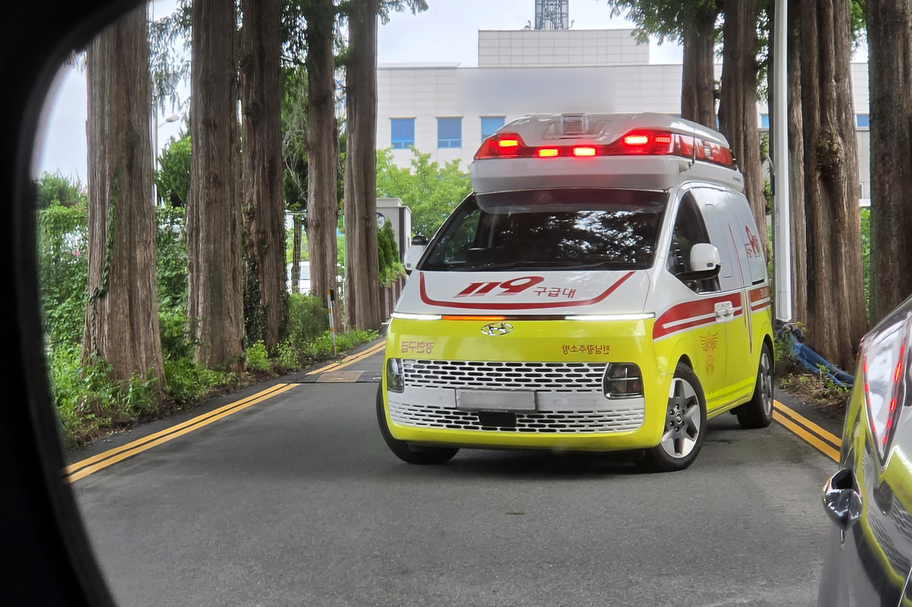 A July 20 file photo of an ambulance, reflected in the rear-view mirror of a car. (Yonhap)