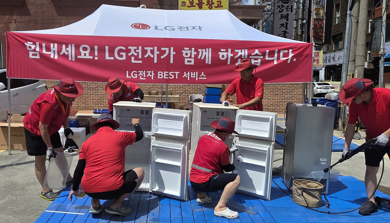LG전자가 18일부터 집중 호우로 인한 수해 지역에 ‘수해 서비스 거점’을 마련하고,가전 제품 무상 점검 및 수리 서비스를 지원하고 있다. 사진은 경상남도 거제시 고현동에 마련된 특별 수해 서비스 거점에서 LG전자 서비스 매니저들이 침수 피해를 입은 제품을 점검 및 수리하는 모습. [LG전자 제공]