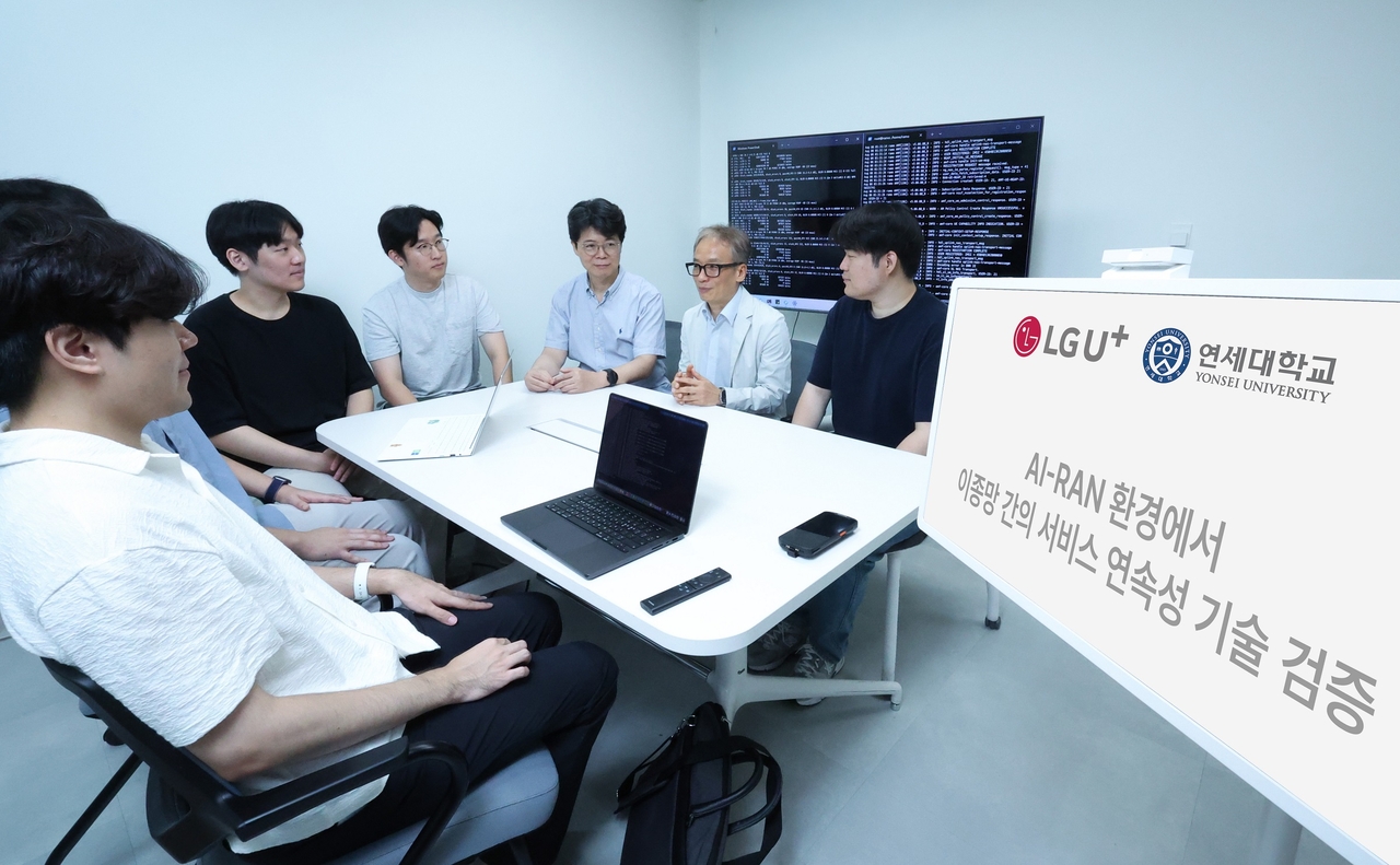 LG Uplus employees and Yonsei University researchers demonstrate network handover technology. [LG Uplus]