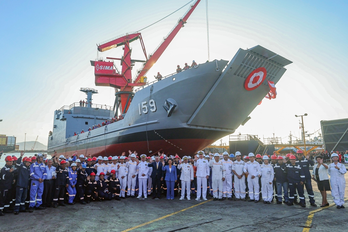 Peruvian President Keiko Fujimori (center) and key officials from Korea and Peru pose for a photo at the launch ceremony for the Chimbote at the SIMA shipyard in Peru on Tuesday. (HD Hyundai Heavy Industries)