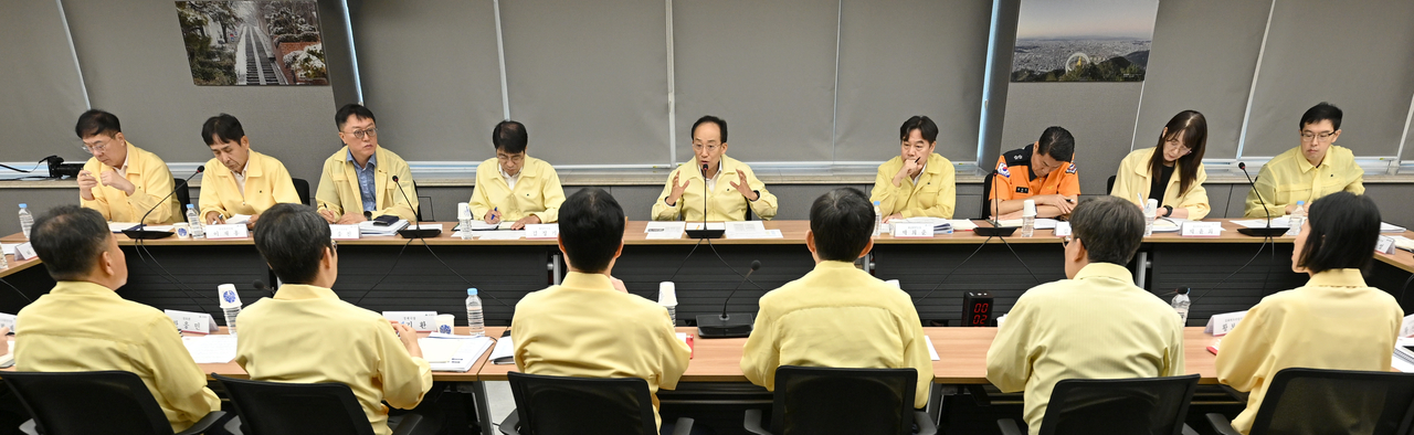 추경호 대구시장이 18일 대구시청 산격청사 대회의실에서 간부회의를 주재하고 있다.[대구시 제공]