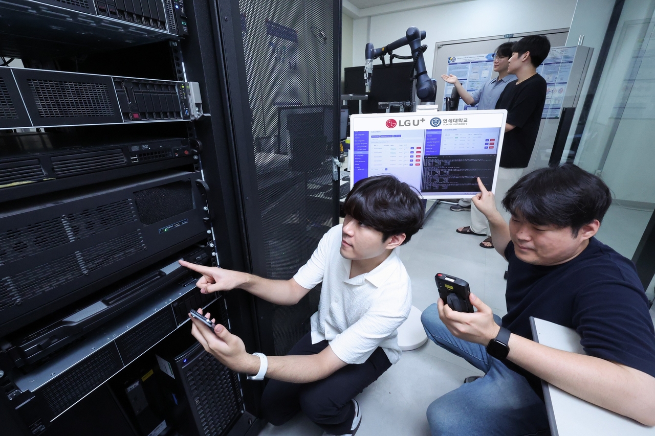LG Uplus employees and Yonsei University researchers demonstrate network handover technology. [LG Uplus]