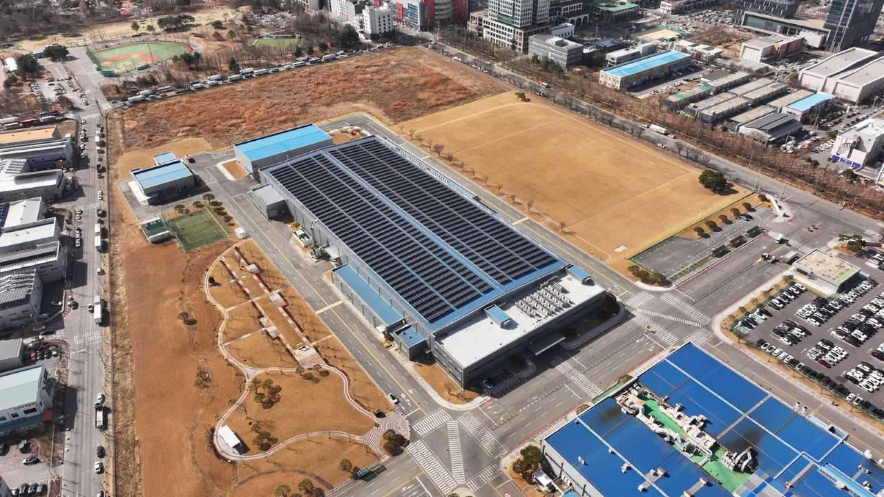 삼성전자는 전남광주통합특별시 북구에 위치한 광주사업장 제3캠퍼스에 연면적 2만1800㎡(약 6600평), 축구장 3개 크기의 공조 제품 생산라인을 건립한다. 투자 규모는 약 2400억원이다. 삼성전자 광주사업장 제3 캠퍼스 전경 [삼성전자 제공]