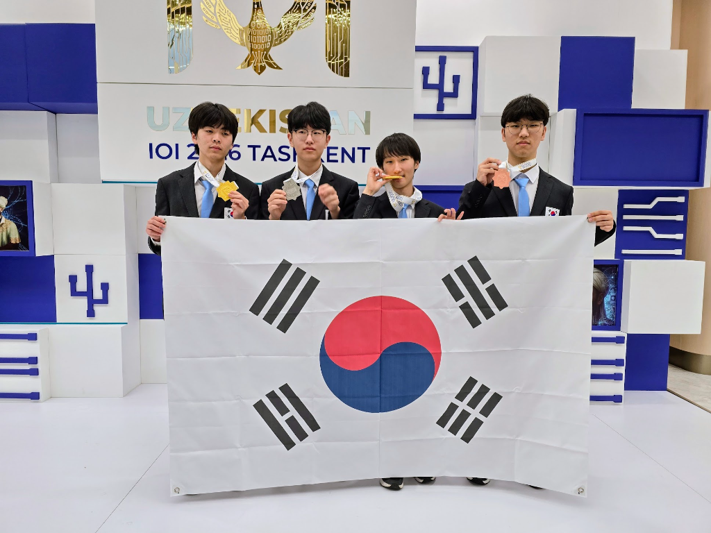 제38회 국제정보올림피아드에 출전한 한국대표단. 정민찬(왼쪽부터), 변재우, 양승민, 손재원 학생.[과기정통부 제공]