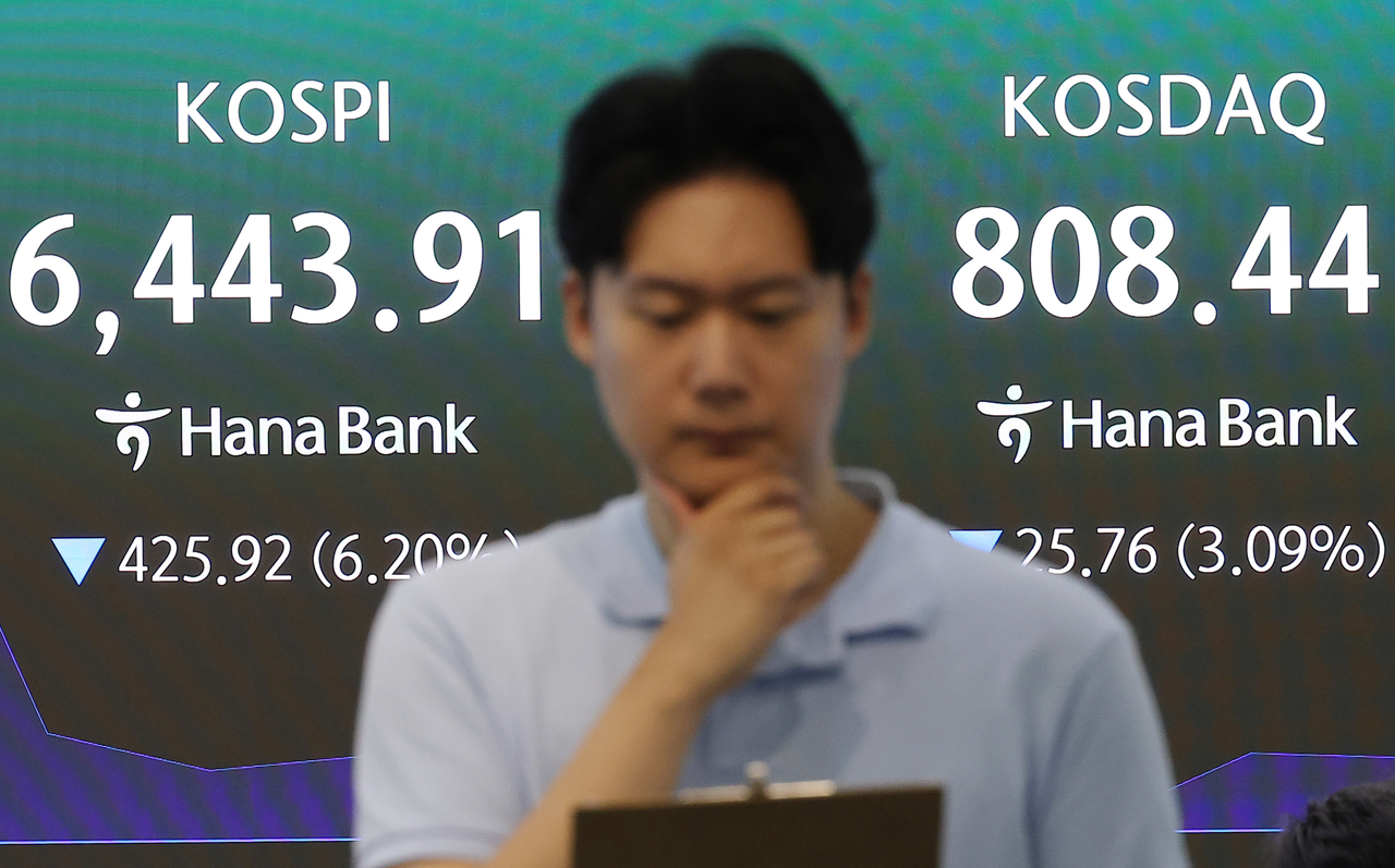 An electronic board showing the Korea Composite Stock Price Index at a dealing room of the Hana Bank headquarters in Seoul on Wednesday. (Yonhap)