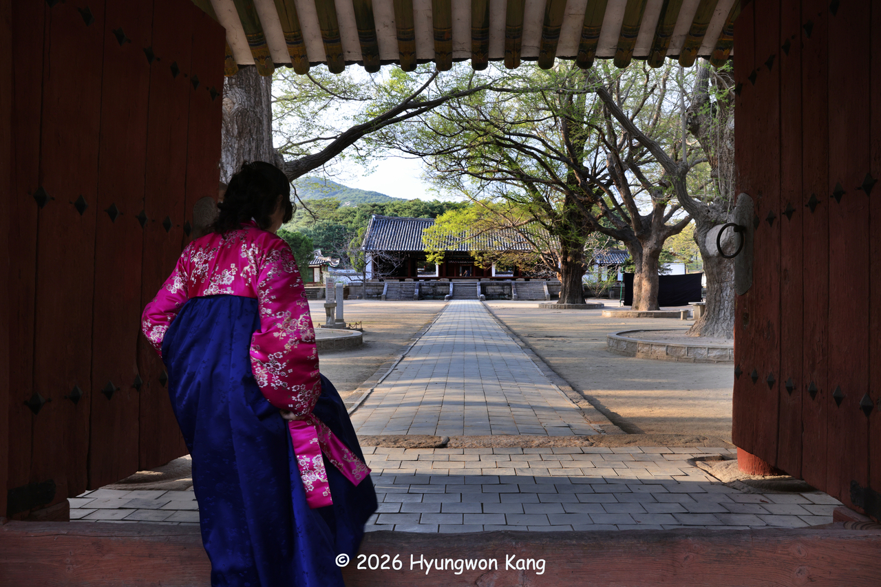 A docent enters the courtyard of the Koryo Museum in Kaesong. (Hyungwon Kang)