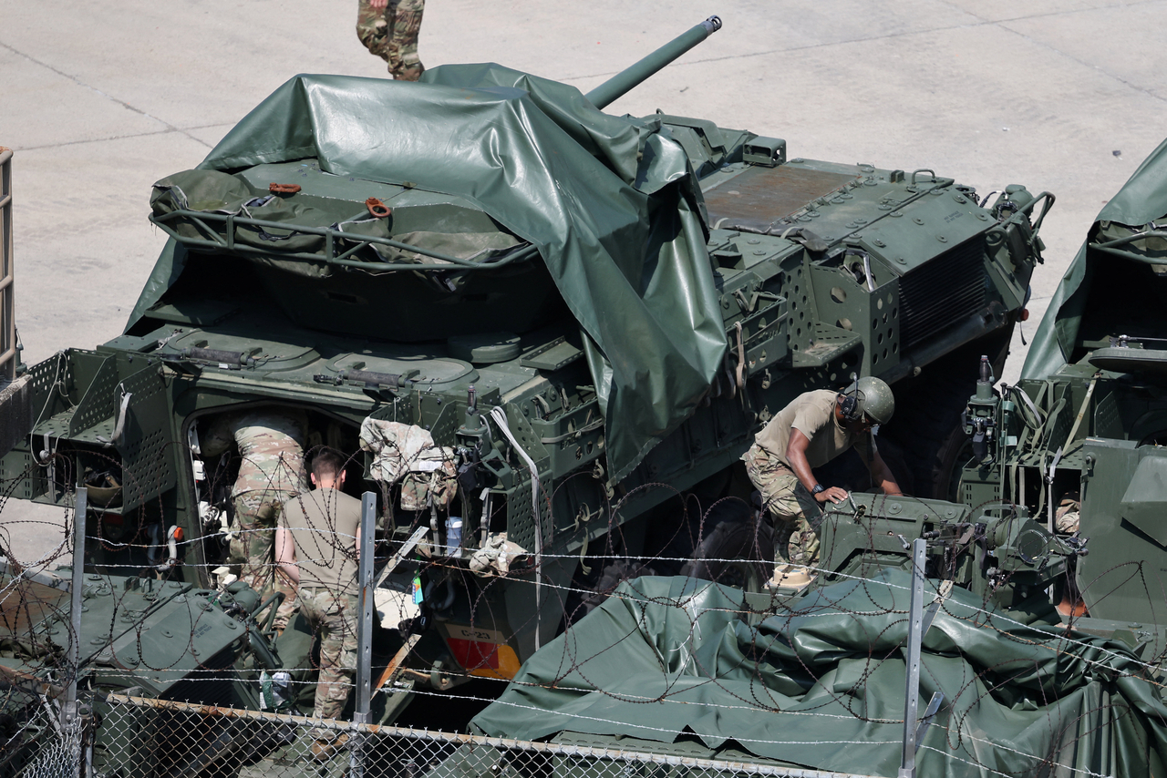 US soldiers service armored vehicles at a US military base in Dongducheon, South Korea, on Tuesday. [Reuters]