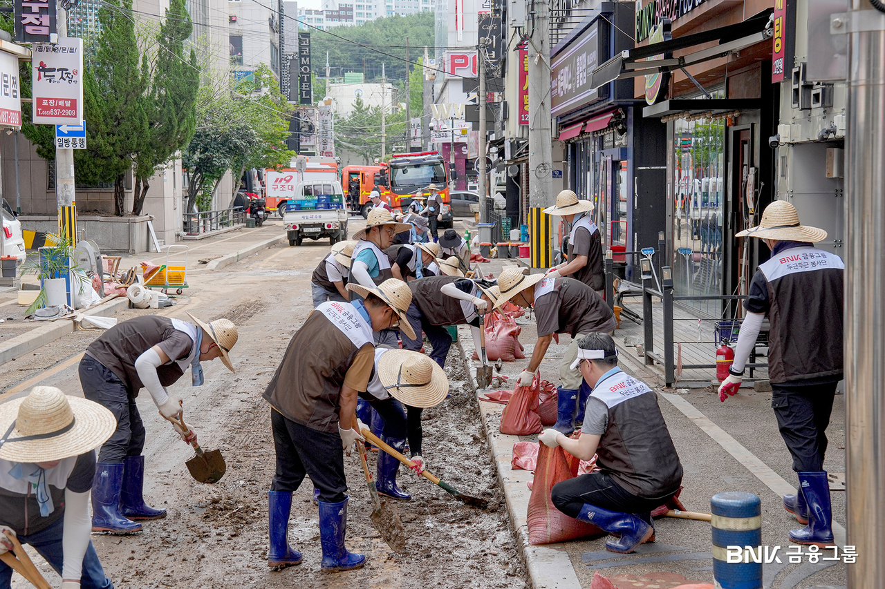 BNK금융그룹 임직원들은 19일 경남 거제 수해현장을 찾아 복구지원에 힘을 보탰다. [BNK 제공]