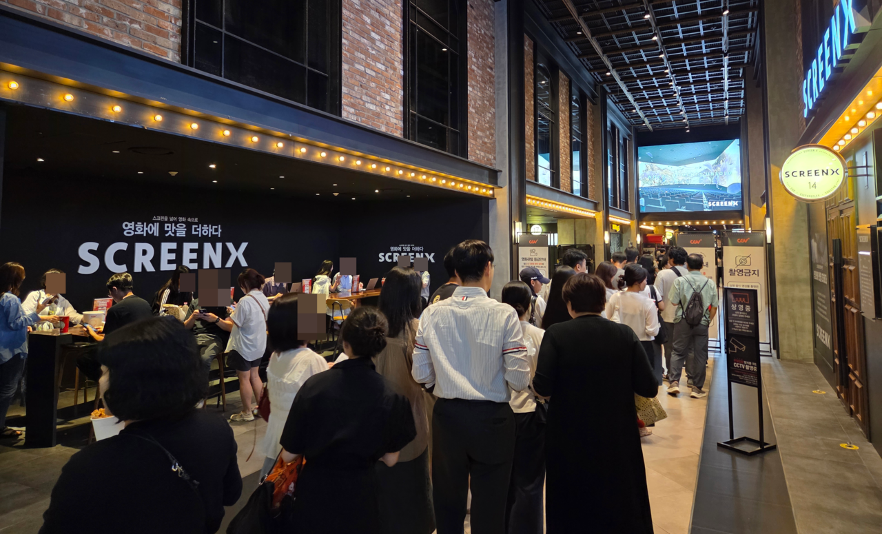 18일 CGV 용산아이파크몰 아이맥스관에 방문한 관람객들이 영화관 입장을 위해 기다리고 있다. 정대한 기자