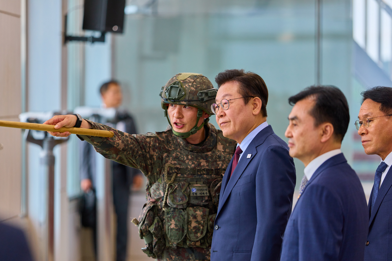 이재명 대통령이 지난해 9월 12일 강원도 화천 7사단에서 군 관계자의 설명을 듣고 있다. 2025.9.12 [대통령실 제공. 재판매 및 DB 금지] [연합]