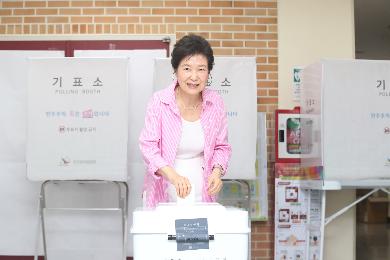 박근혜 전 대통령이 제9회 전국동시지방선거 투표일인 6월 3일 대구 달성군 비슬초등학교에 마련된 투표소에서 한 표를 행사하고 있다. [연합]