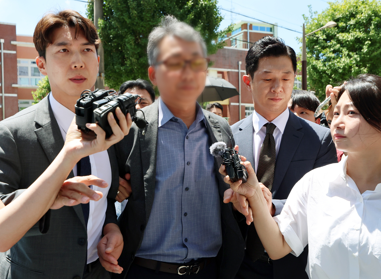 Former detective division chief of the Gwangsan Police Station, identified only as Inspector A, leaves the Gwangju District Court in Dong-gu, Gwangju, on July 31 after a pretrial detention hearing. He is suspected of ordering investigators to handle the murder and sex crime charges in the Jang Yun-gi case as separate investigations. [Yonhap]
