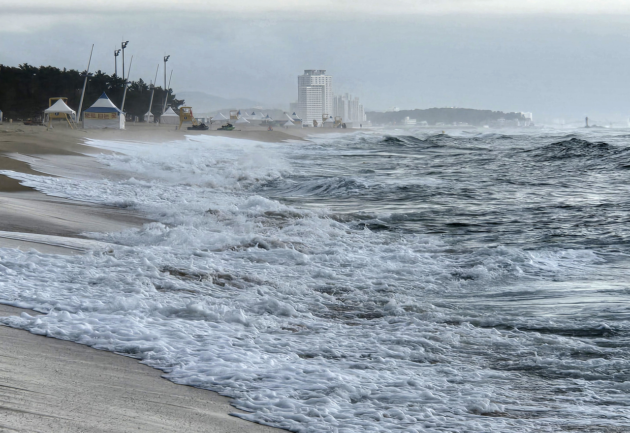 High waves roll in at Gyeongpo Beach in Gangneung, Gangwon Province. [Yonhap]