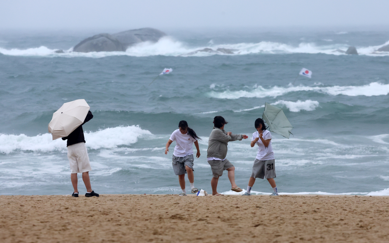 Strong winds, heavy rain and high waves batter the waters off Gyeongpo Beach in Gangneung, Gangwon Province. [Yonhap]