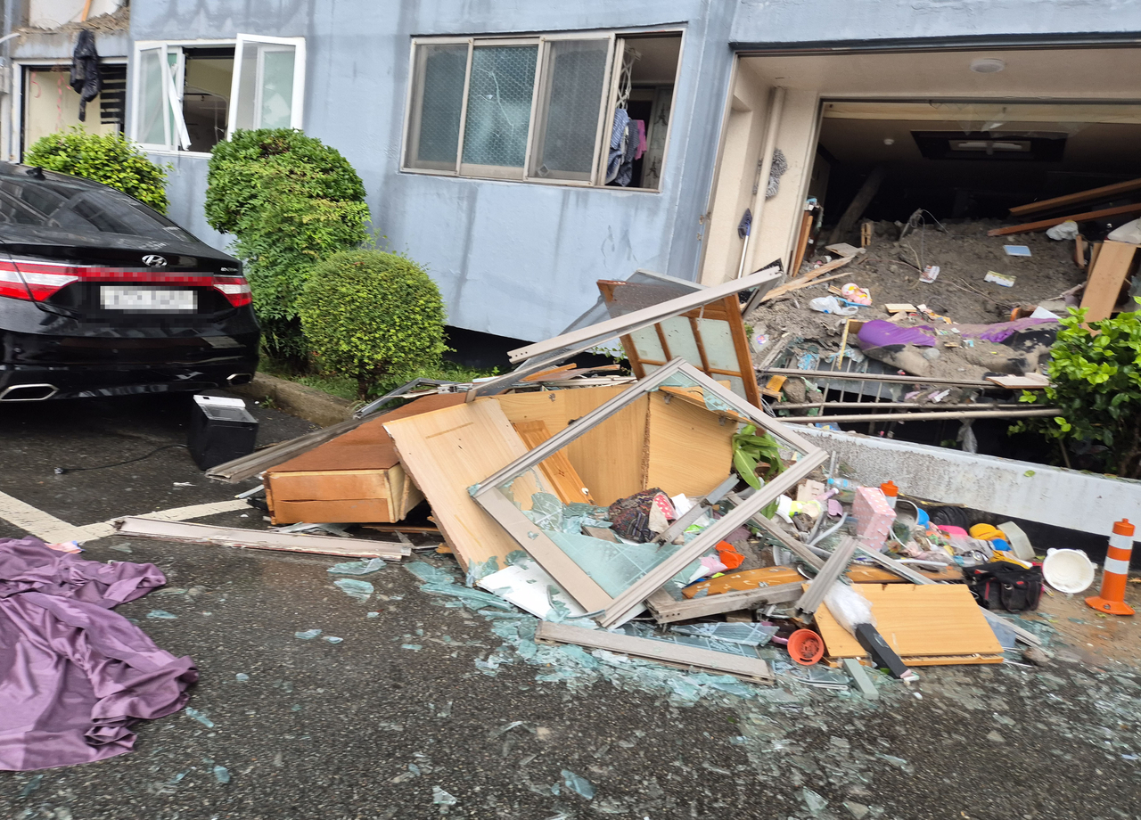 Mud and debris from a landslide fill the interior of an apartment building in Okpo-dong, Geoje, South Gyeongsang Province, on Monday morning, damaging furniture and fixtures inside. [Yonhap]