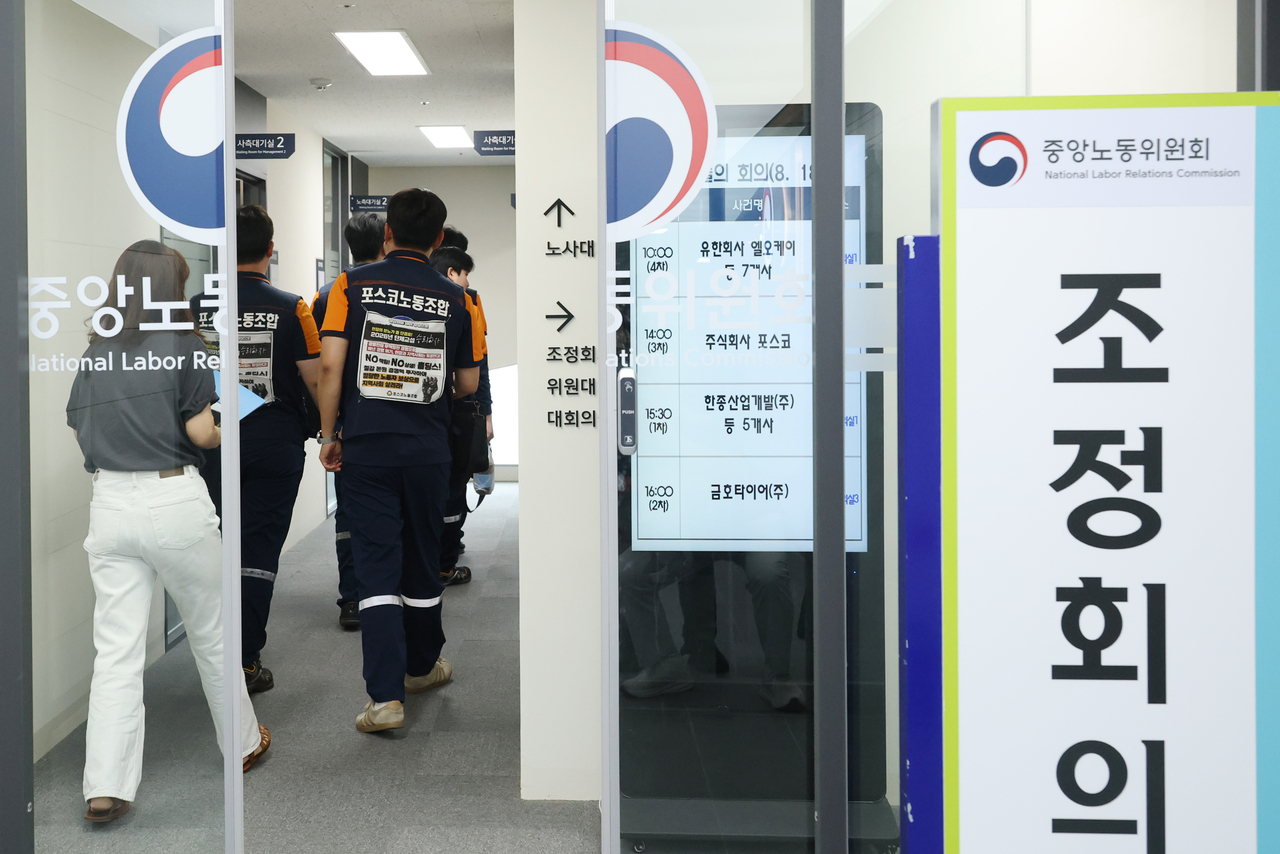 한국노총 금속노련 포스코노동조합 조합원들이 18일 세종시 중앙노동위원회에서 열린 단체교섭 관련 최종 조정회의에 참석하고 있다. 이날 중노위 조정에서 노사가 합의에 이르지 못해 포스코 창사 이래 첫 파업 가능성이 높아지고 있다.[연합]