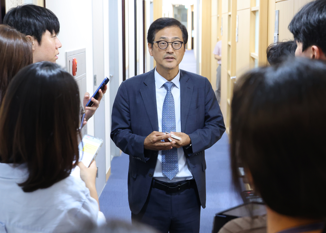 Lee Tae-han, a non-standing member of the Anti-Corruption and Civil Rights Commission appointed as special prosecutor to investigate the National Election Commission, answers reporters' questions at law firm Dongin in Seocho-gu, Seoul, on Tuesday. [Yonhap]