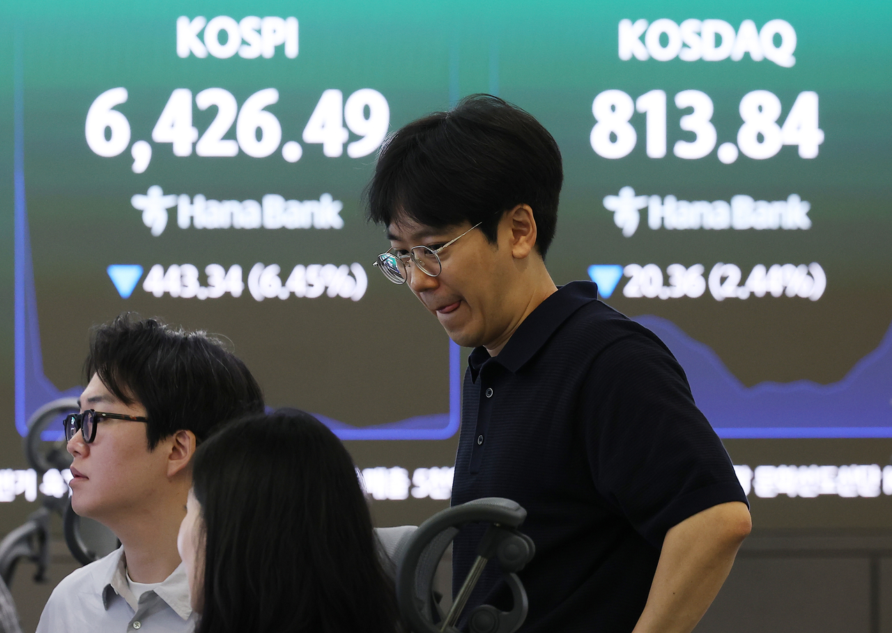 19일 서울 중구 하나은행 본점 딜링룸에 코스피, 코스닥이 표시돼 있다. [연합]