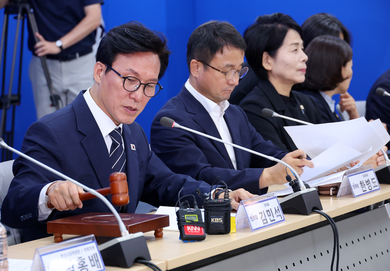 더불어민주당 김민석 대표가 19일 부산 동구 더불어민주당 부산시당에서 열린 부산 최고위원회를 주재하고 있다.  [연합]
