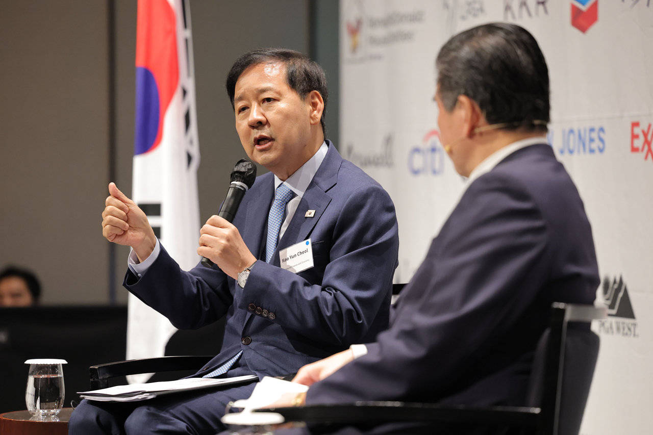 구윤철 부총리 겸 재정경제부 장관과 제임스 김 주한미국상공회의소(암참) 회장이 19일 서울 용산구 그랜드 하얏트 호텔에서 간담회를 하고 있다. [연합]