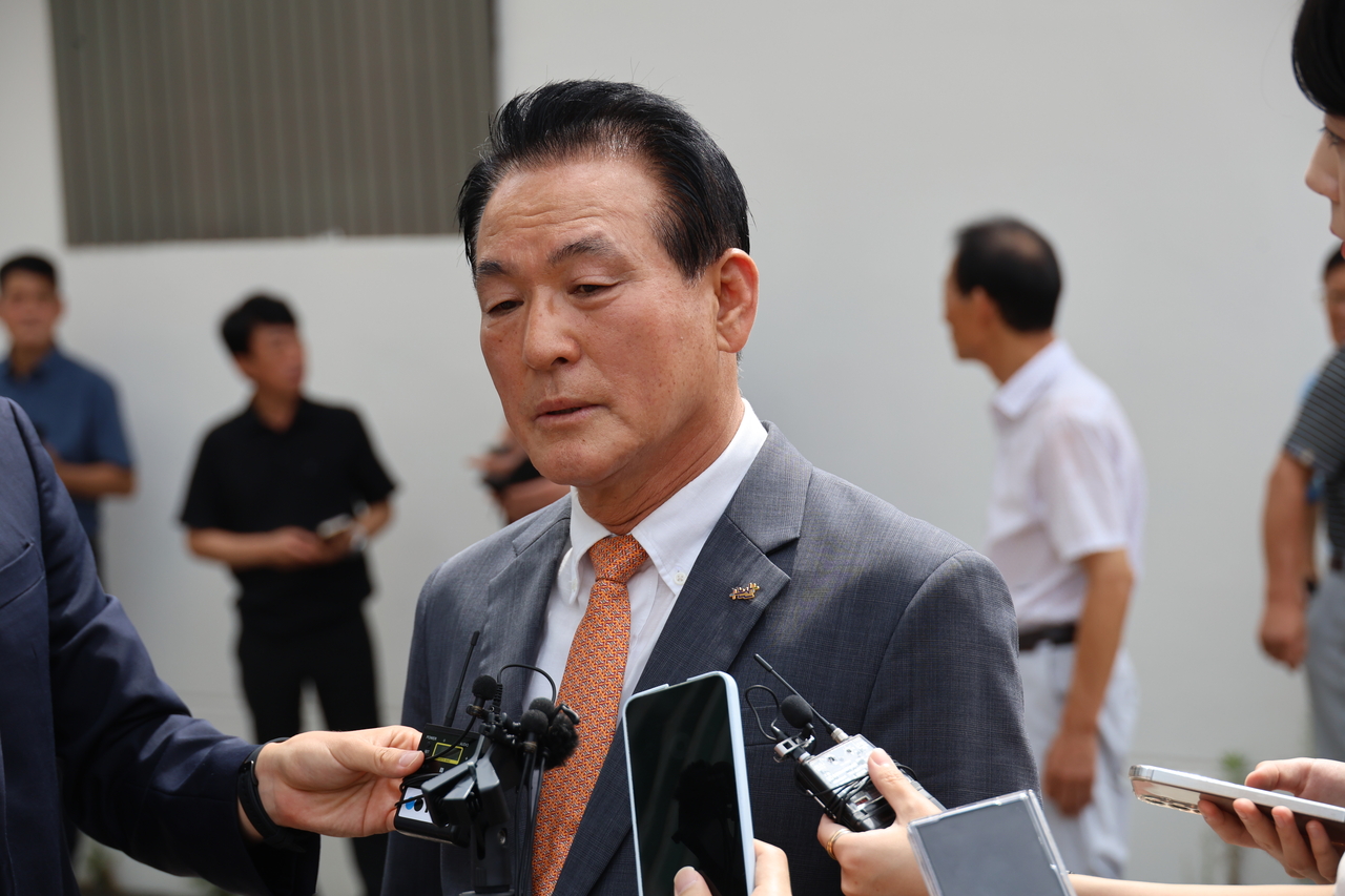 국민의힘 소속 백성현 충남 논산시장이 19일 대전지법 논산지원에서 열린 본인의 공직선거법 위반 혐의 사건 1심 선고공판에서 당선무효형에 해당하는 벌금 150만원을 선고받은 뒤 심경을 밝히고 있다. [연합]