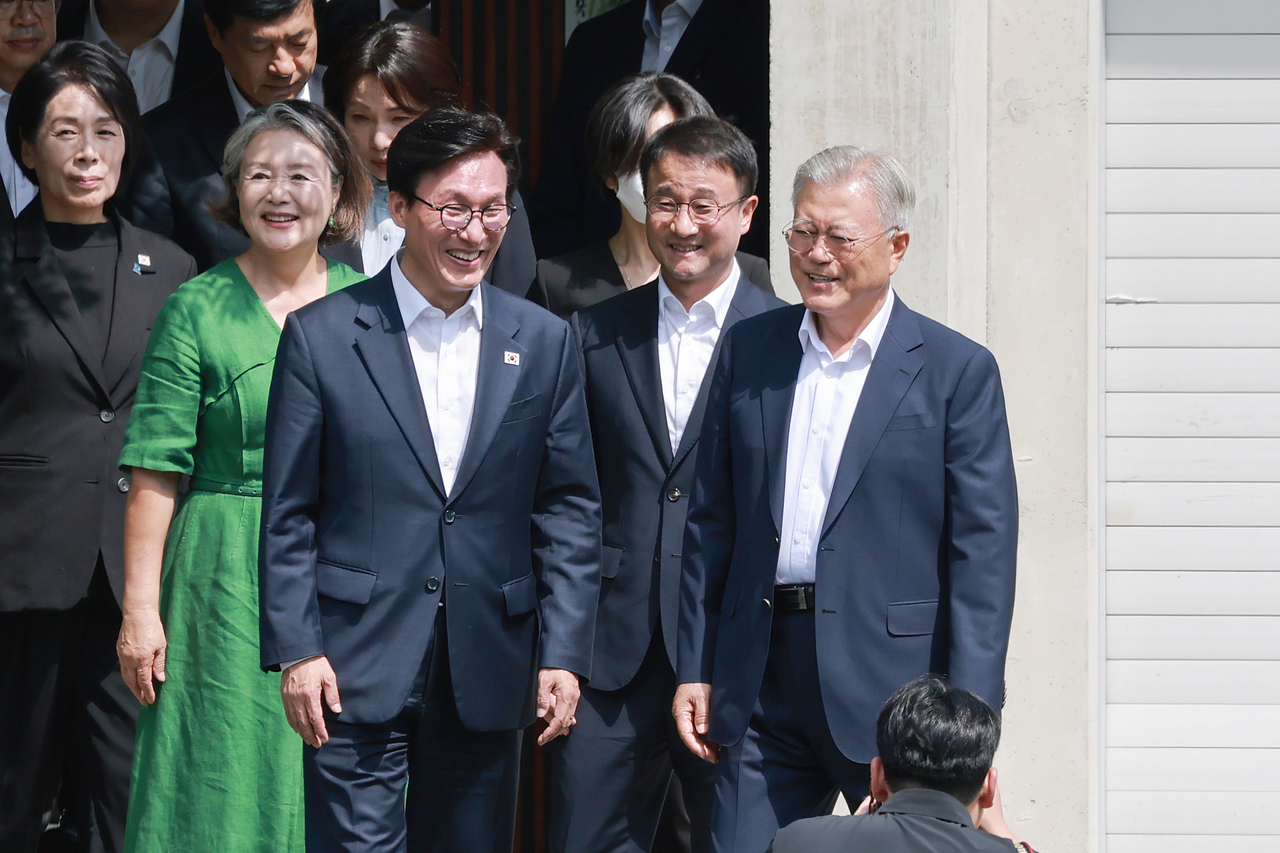 김민석 더불어민주당 대표가 19일 경남 양산시 평산마을 문재인 전 대통령 사저를 방문, 문 전 대통령 내외를 예방한 뒤 사저를 나서며 문 전 대통령 배웅을 받고 있다. [연합]