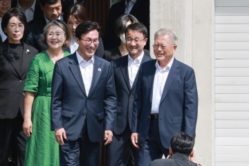 김민석 더불어민주당 대표가 19일 경남 양산시 평산마을 문재인 전 대통령 사저를 방문, 문 전 대통령 내외를 예방한 뒤 사저를 나서며 문 전 대통령 배웅을 받고 있다. [연합]