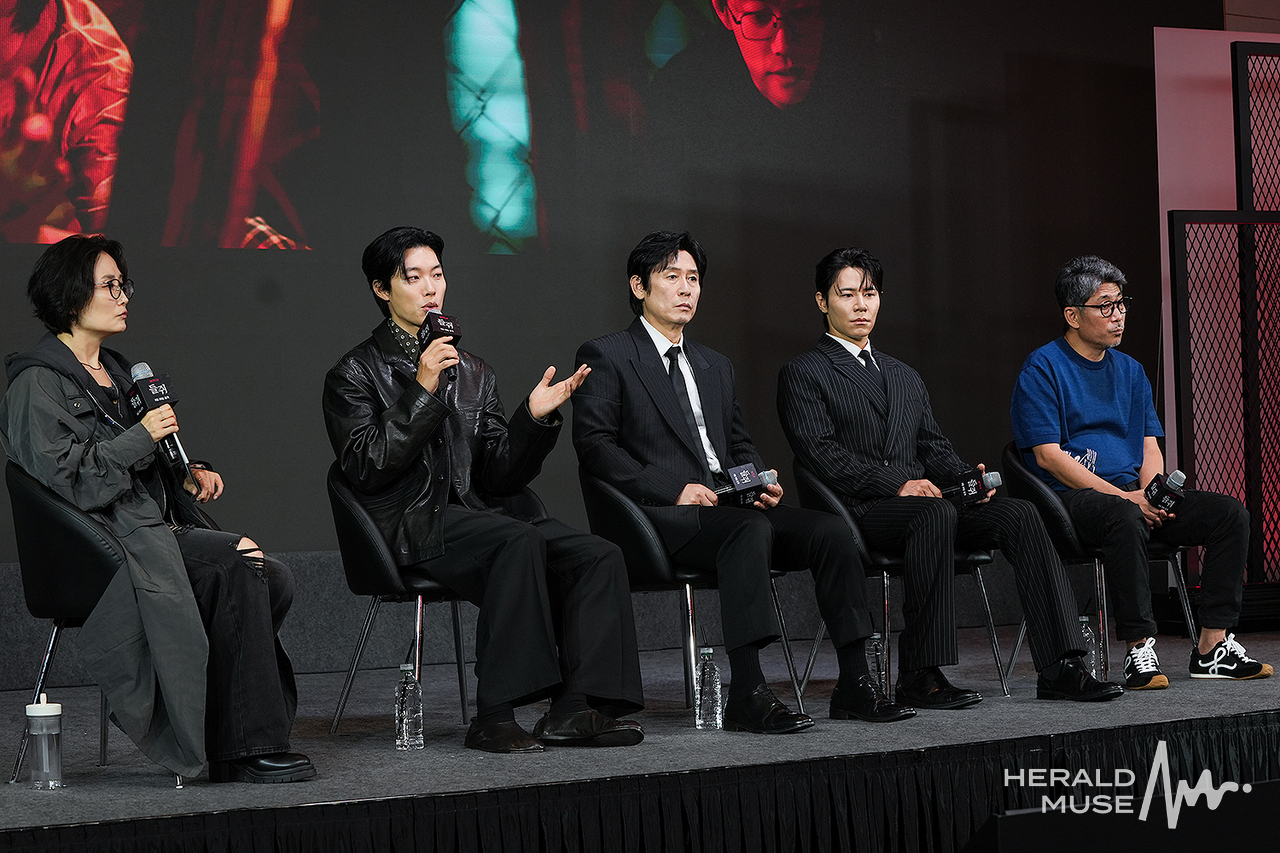 [헤럴드뮤즈=민경빈 기자] 배우 설경구와 류준열, 이규형, 김홍선 감독,이 20일 오전 서울 마포구 호텔 나루 서울 엠갤러리에서 진행된 넷플릭스 시리즈 ‘들쥐’ 제작발표회에 참석해 소감을 전하고 있다.