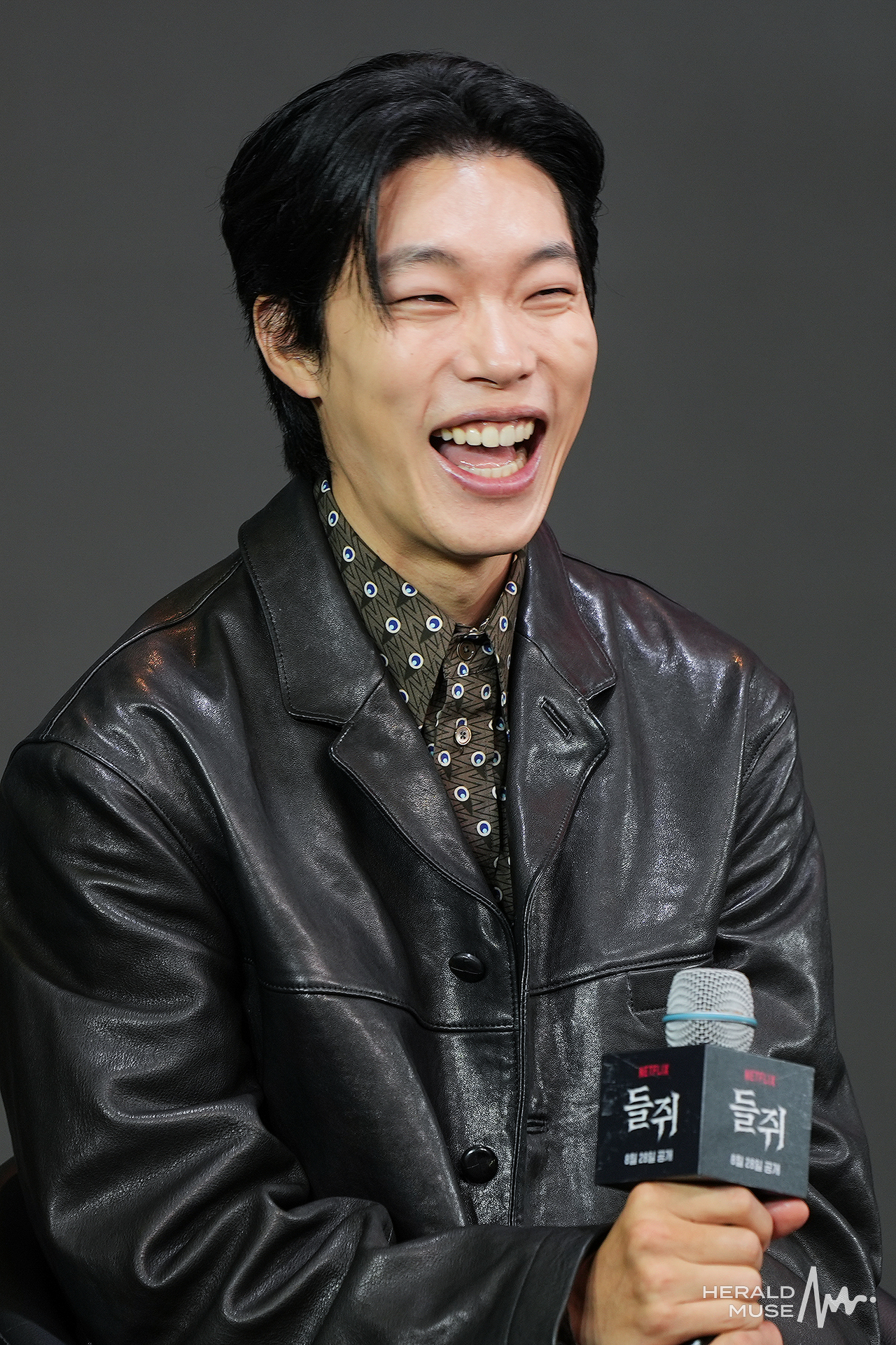[헤럴드뮤즈=민경빈 기자] 배우 류준열이 20일 오전 서울 마포구 호텔 나루 서울 엠갤러리에서 진행된 넷플릭스 시리즈 ‘들쥐’ 제작발표회에 참석해 질의 응답후 환하게 웃고 있다.