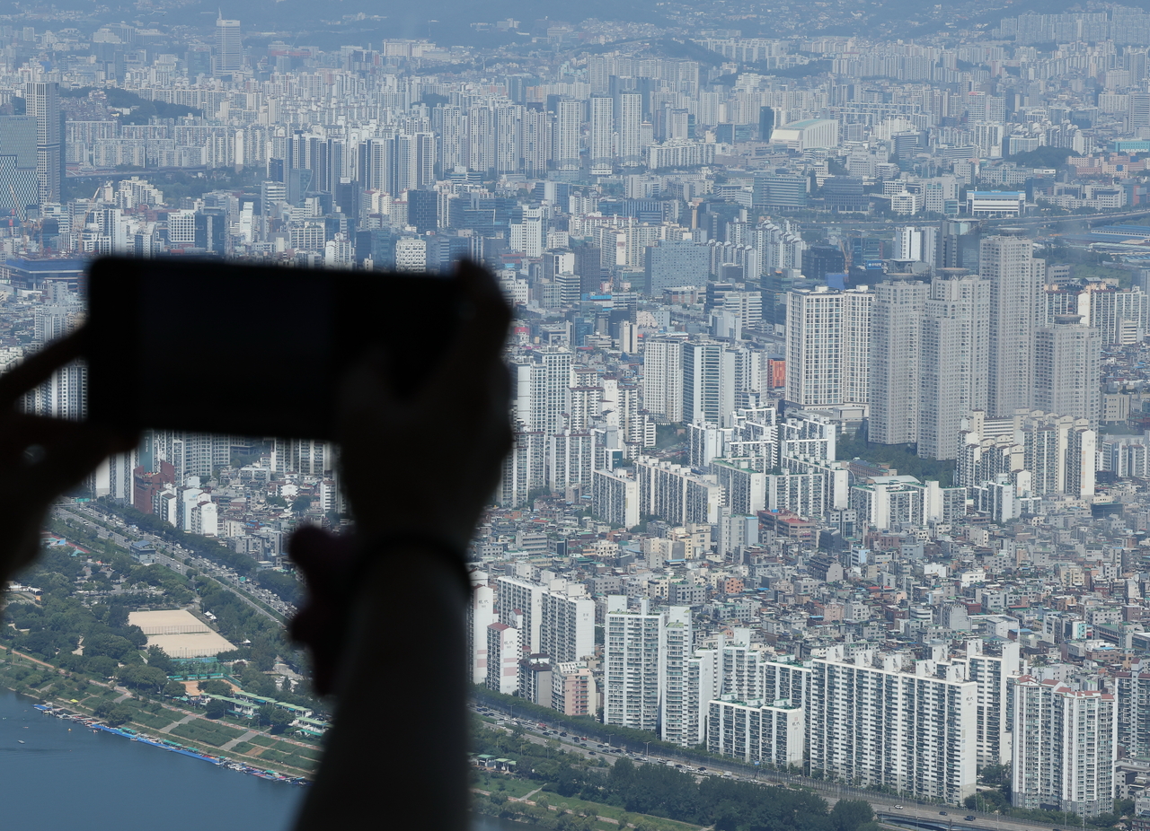 Apartment and villa complexes in Seoul as seen from Seoul Sky, the observation deck of Lotte World Tower in Songpa-gu. [Yonhap]