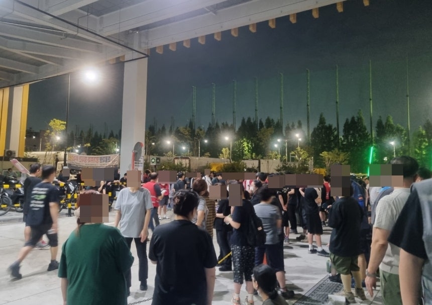 물류센터 건물 화재로 대피한 직원들 [연합]