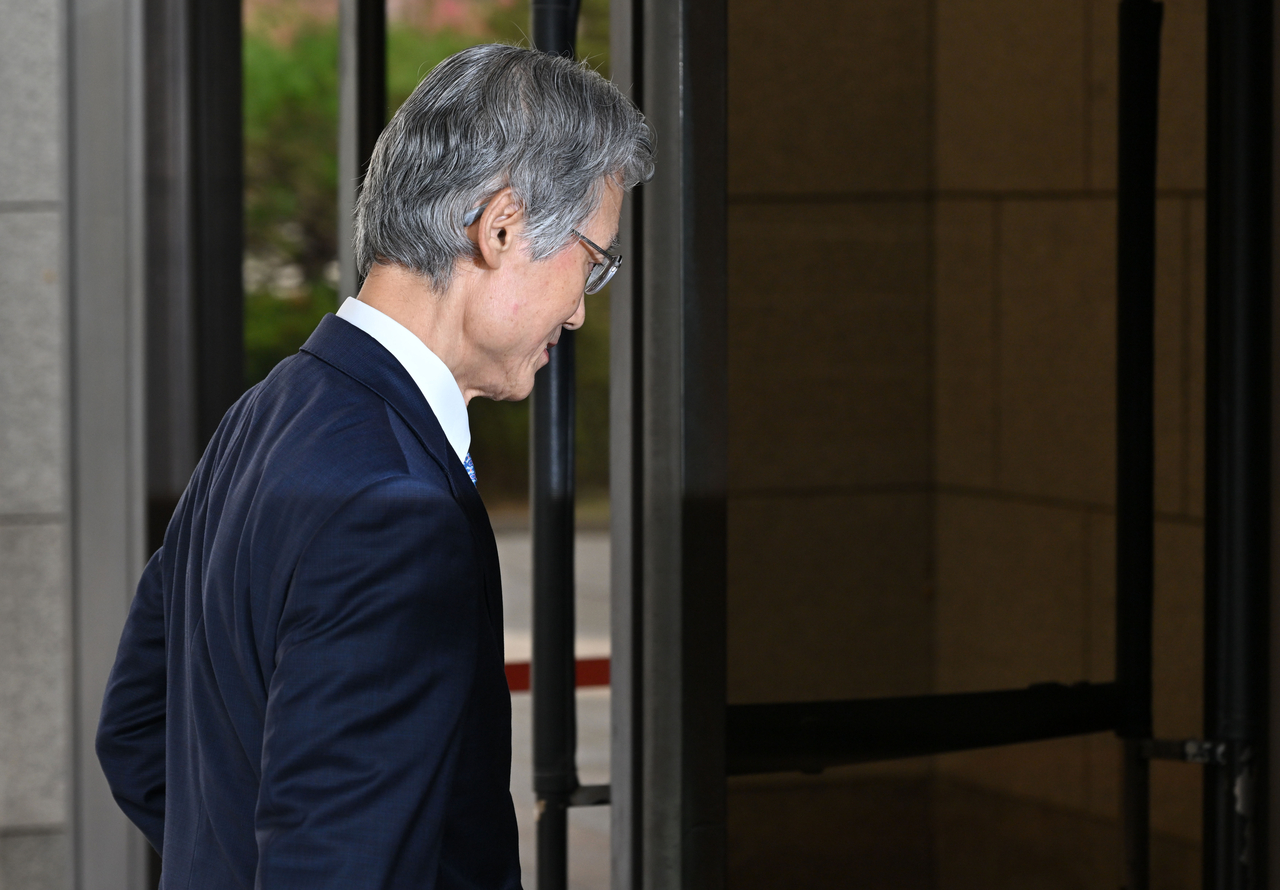 조희대 대법원장이 19일 오전 서울 서초구 대법원으로 출근하는 모습. 임세준 기자.