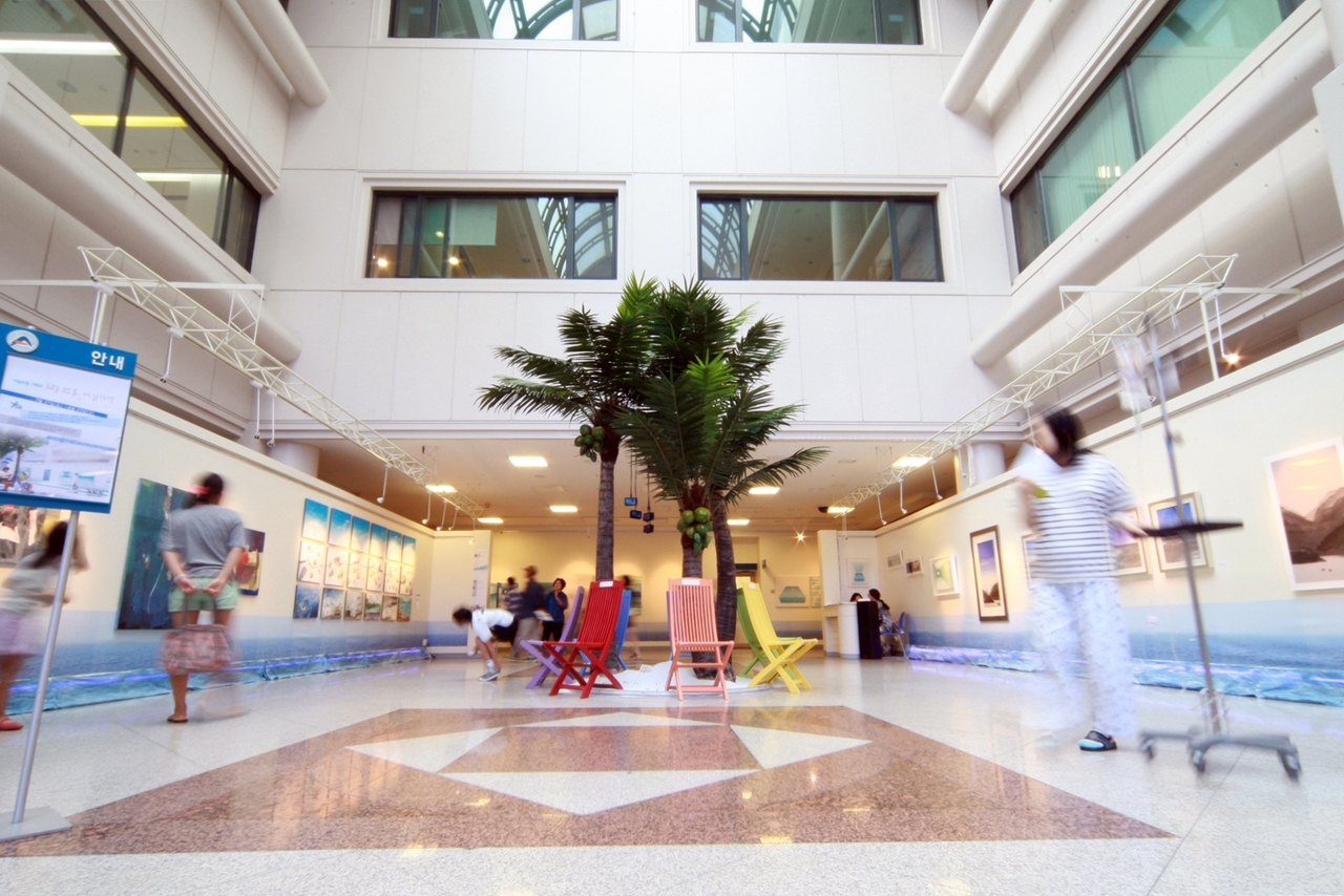 Art gallery at Asan Medical Center in Songpa-gu, southern Seoul (AMC)