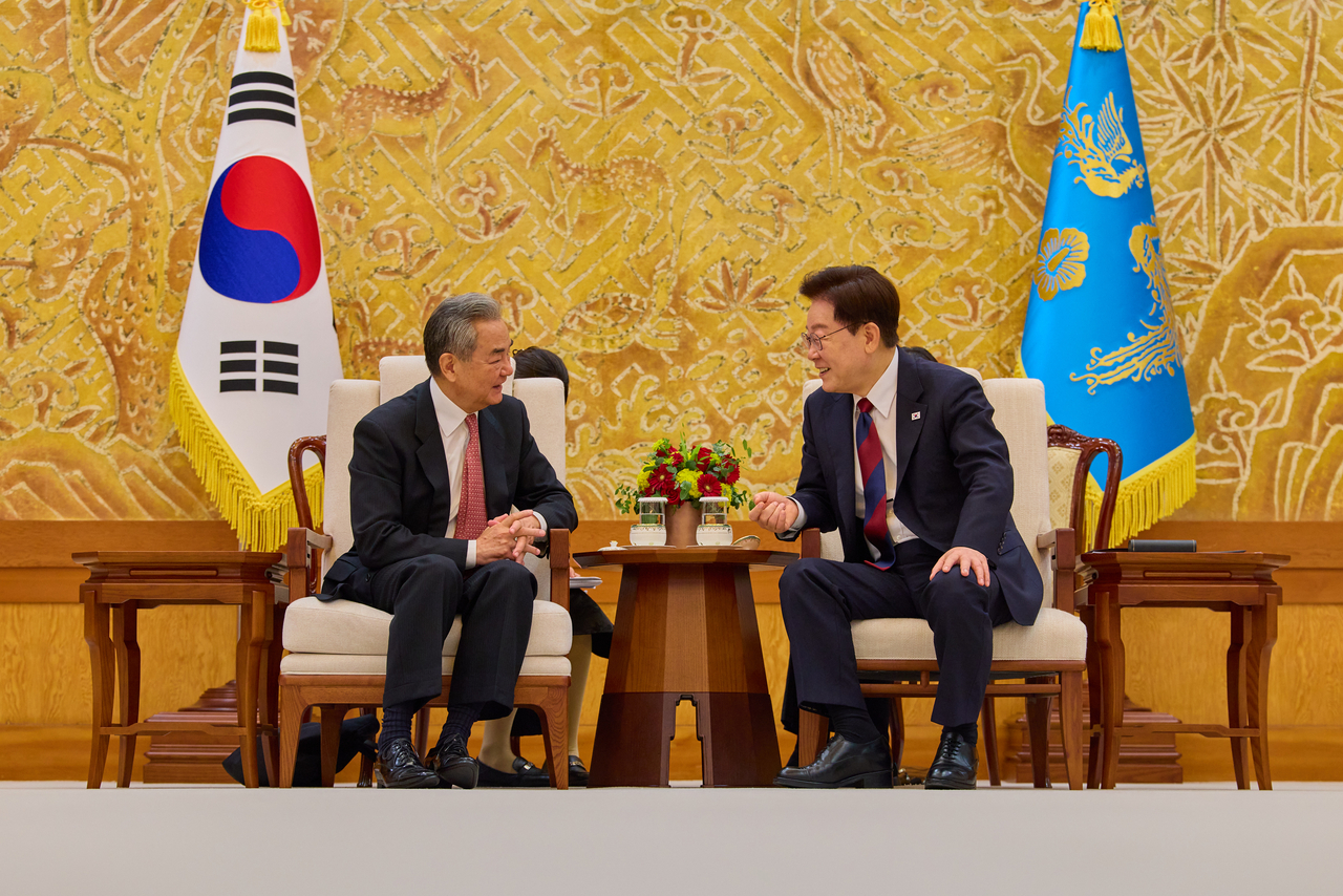 President Lee Jae Myung meets with Chinese Foreign Minister Wang Yi at Cheong Wa Dae in Seoul on Thursday. (Cheong Wa Dae via Yonhap)