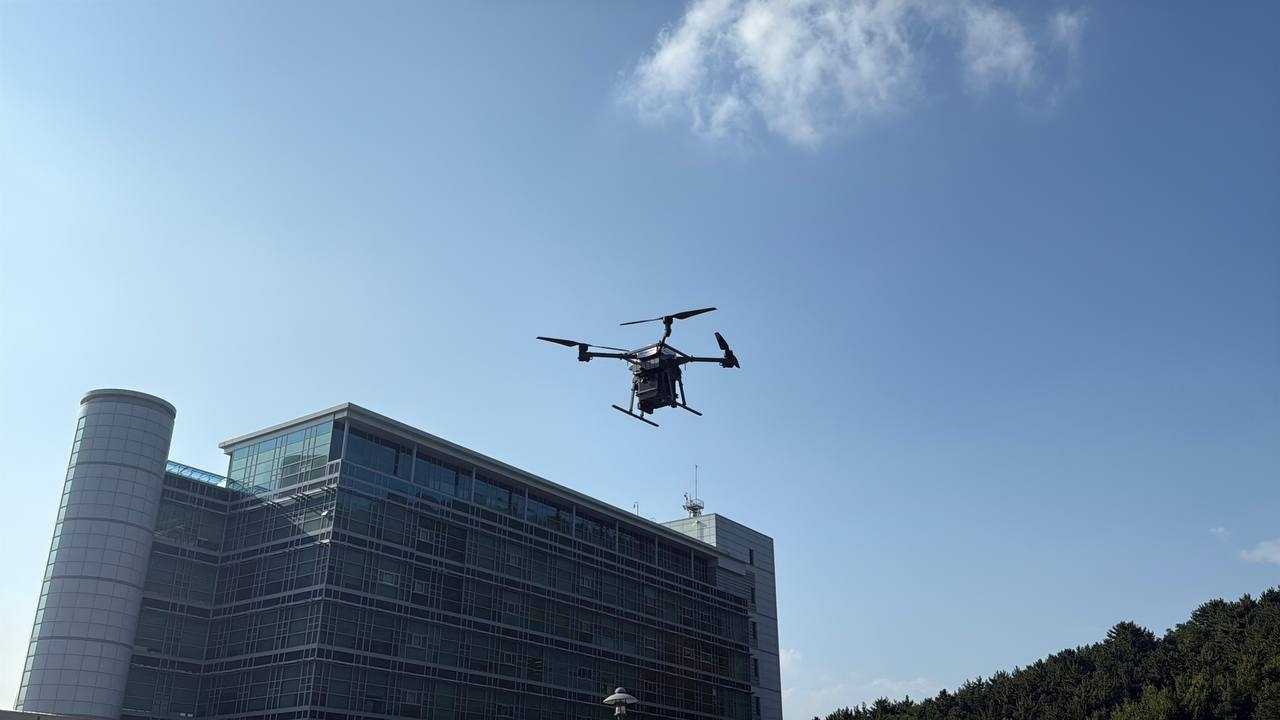 드론을 활용한 고중량 택배 배송 시연 모습.[우주항공청 제공]
