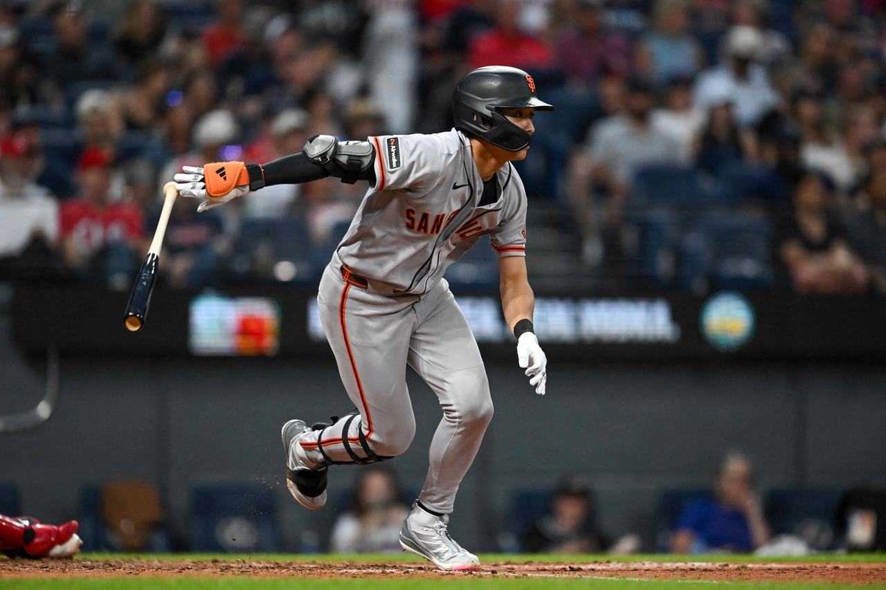 Lee Jung-hoo of the San Francisco Giants runs out a single during the seventh inning against the Cleveland Guardians at Progressive Field in Cleveland, Wednesday.    AFP-Yonhap