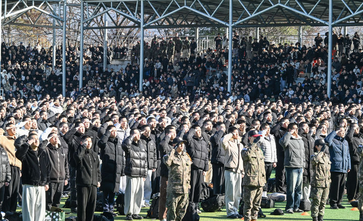 New recruits salute during a military enlistment ceremony at the Korea Army Training Center in Nonsan, South Chungcheong Province, on Jan. 5. (Republic of Korea Army)