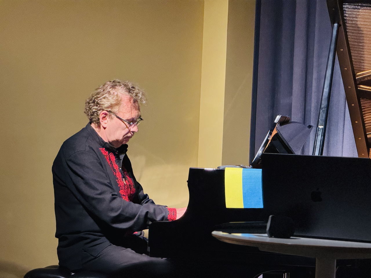Ukrainian pianist, musicologist and cultural historian Taras Filenko performs during a concert marking the 35th anniversary of Ukraine’s independence at the Eyelove Art Center in Seoul on Tuesday. (Sanjay Kumar/The Korea Herald)