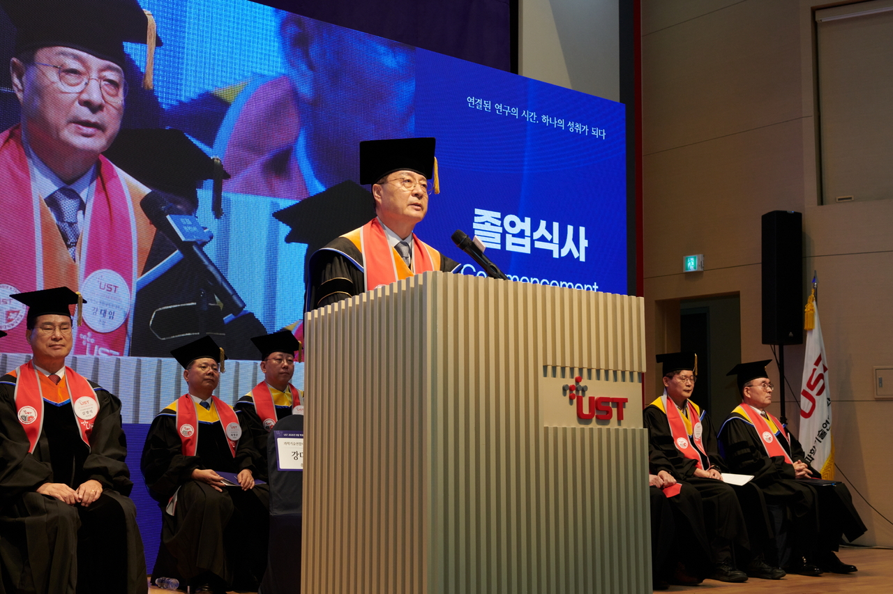 강대임 총장이 20일 열린 2026년 후기 UST 학위수여식에서 식사를 전하고 있다.[UST 제공]