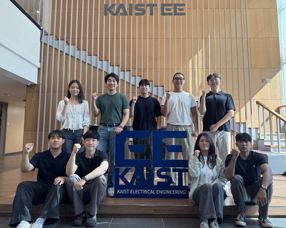 The research team led by KAIST professor Kwon Ji-min (second from left, back row). [KAIST]