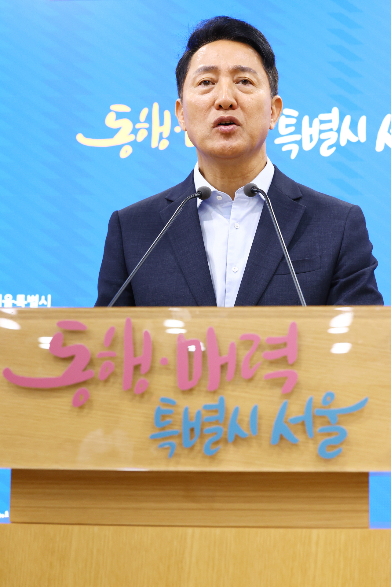 Seoul Mayor Oh Se-hoon briefs reporters at Seoul City Hall on Thursday about his meeting with the land minister. (Yonhap)