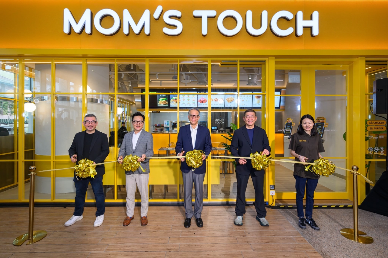 Mom’s Touch & Co. CEO Kim Dong-jeon (second from left) and FairPrice Group CEO Vipul Chawla (center) pose for a photo at the opening ceremony of a Mom’s Touch restaurant on Aug. 14 in Singapore’s central business district. (Mom’s Touch)