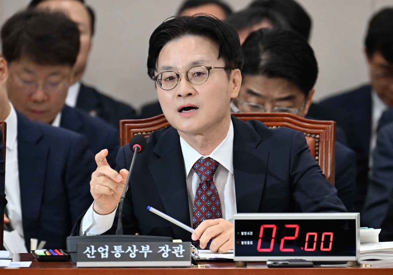 Industry Minister Kim Jung-kwan answers lawmakers' questions during a plenary meeting of the National Assembly’s Trade, Industry, Energy, SMEs and Startups Committee in Yeouido, Seoul, Wednesday. (Lee Sang-sub/The Korea Herald)