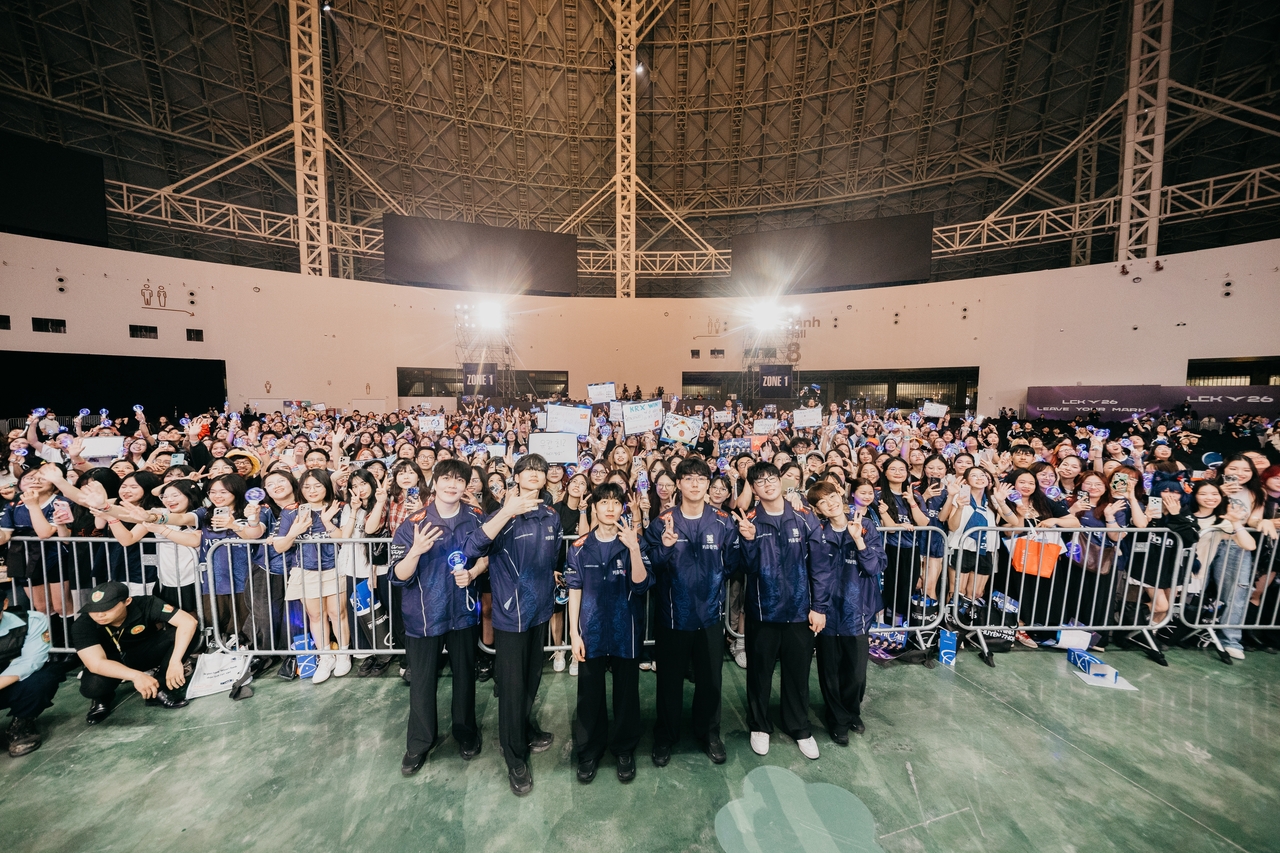 Kiwoom DRX LoL players pose for a photo with Vietnamese fans in Hanoi on the sideliens of the first overseas LCK matches in May 2025. (DRX)