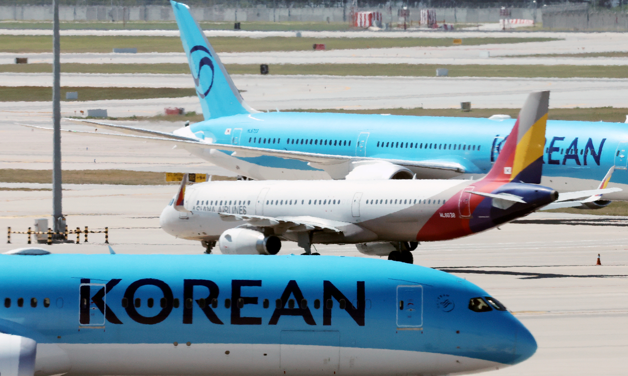 Korean Air and Asiana Airlines aircraft are parked at Incheon Airport in Incheon on Thursday. (Newsis)