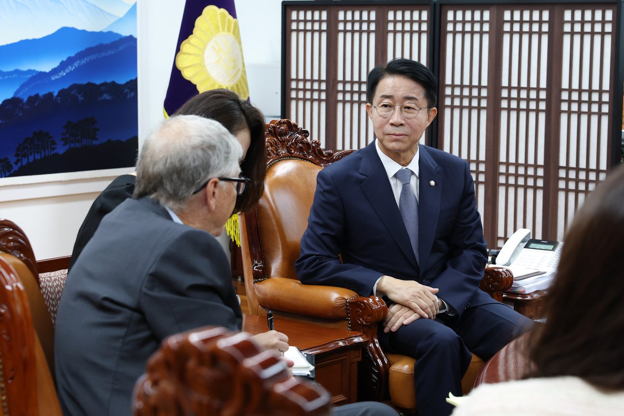 조정식 국회의장이 지난 14일 국회에서 빌 게이츠 게이츠재단 이사장을 접견하고 있다. [연합]