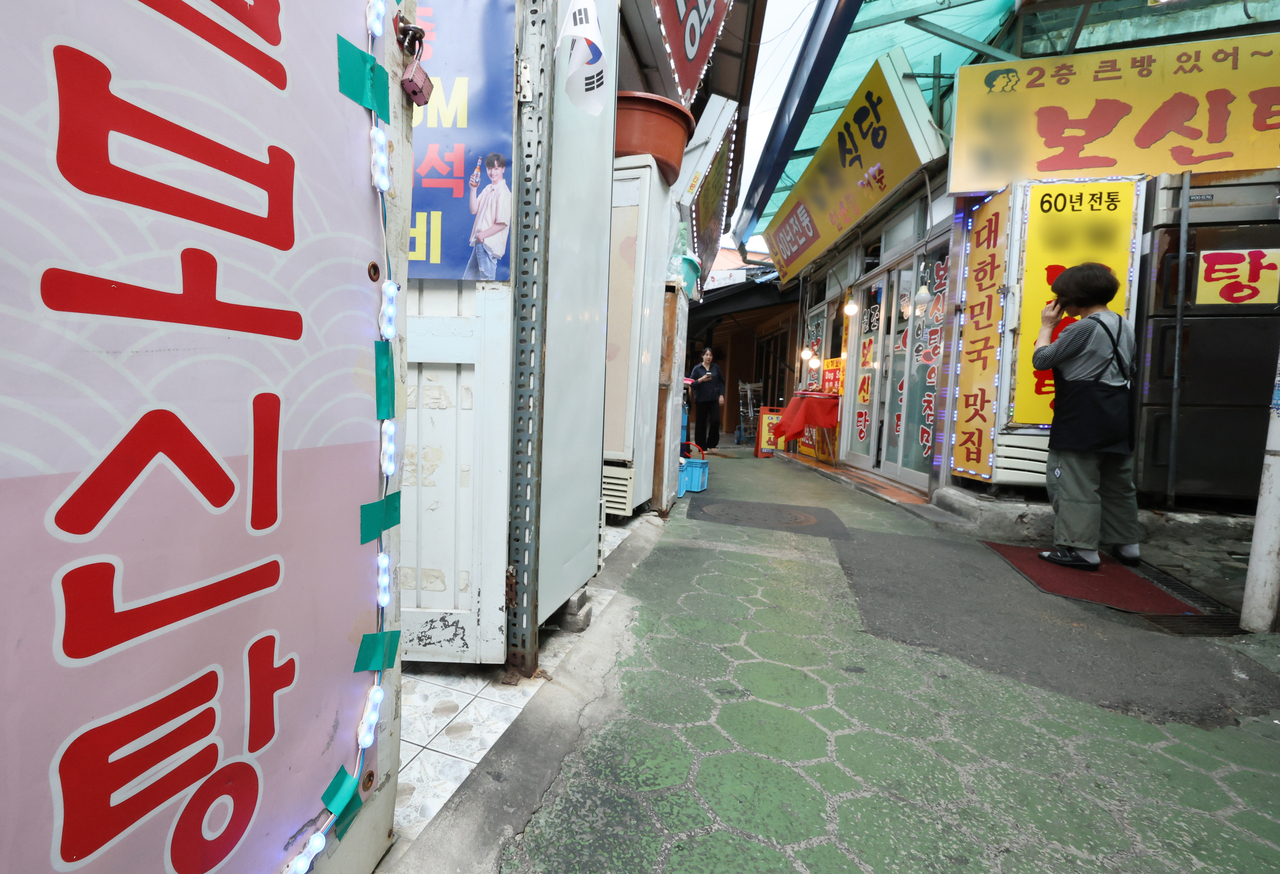 Dog meat restaurants at a market in Seoul, Aug. 14 (Yonhap)