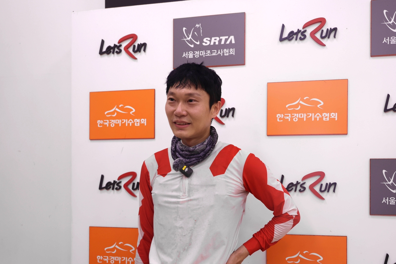 이혁 기수가 600승 달성 후 인터뷰를 하고 있다.