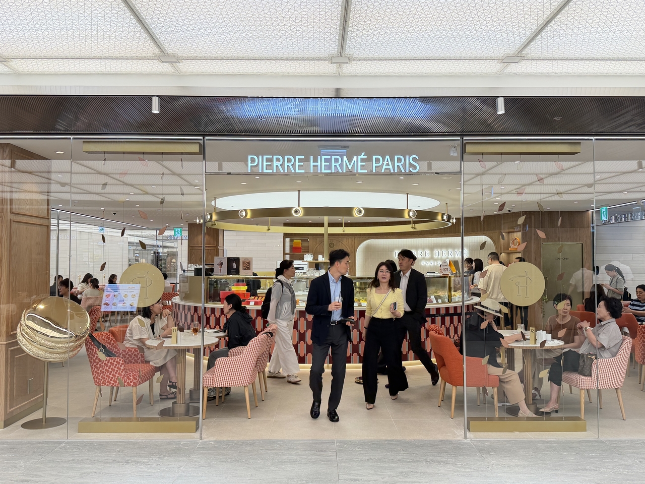 Pierre Herme's first Korean cafe flagship at 63 Building in Seoul (Hong Yoo/The Korea Herald)