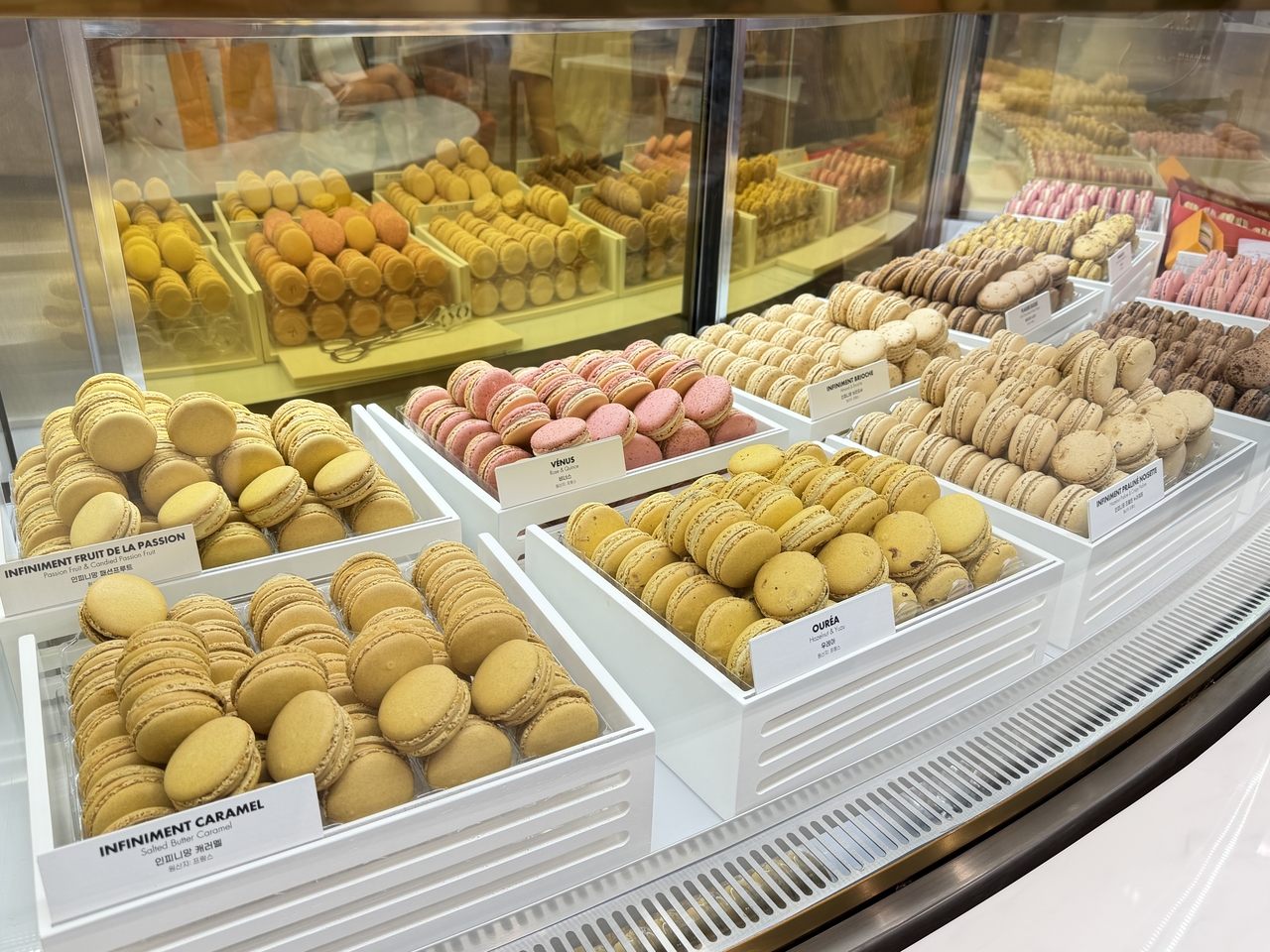 Macaron showcased at Pierre Herme's first cafe flagship in Seoul (Hong Yoo/The Korea Herald)